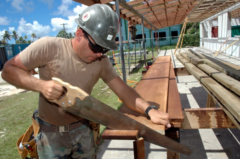 charpentier-SANARY SUR MER-min_worker_construction_building_carpenter_male_job_build_helmet-893290